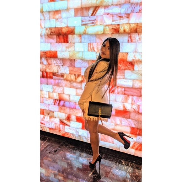 Trusted POSHMARK AMBASSADOR - Dianne, RN ✨ - Picture 5 of 11